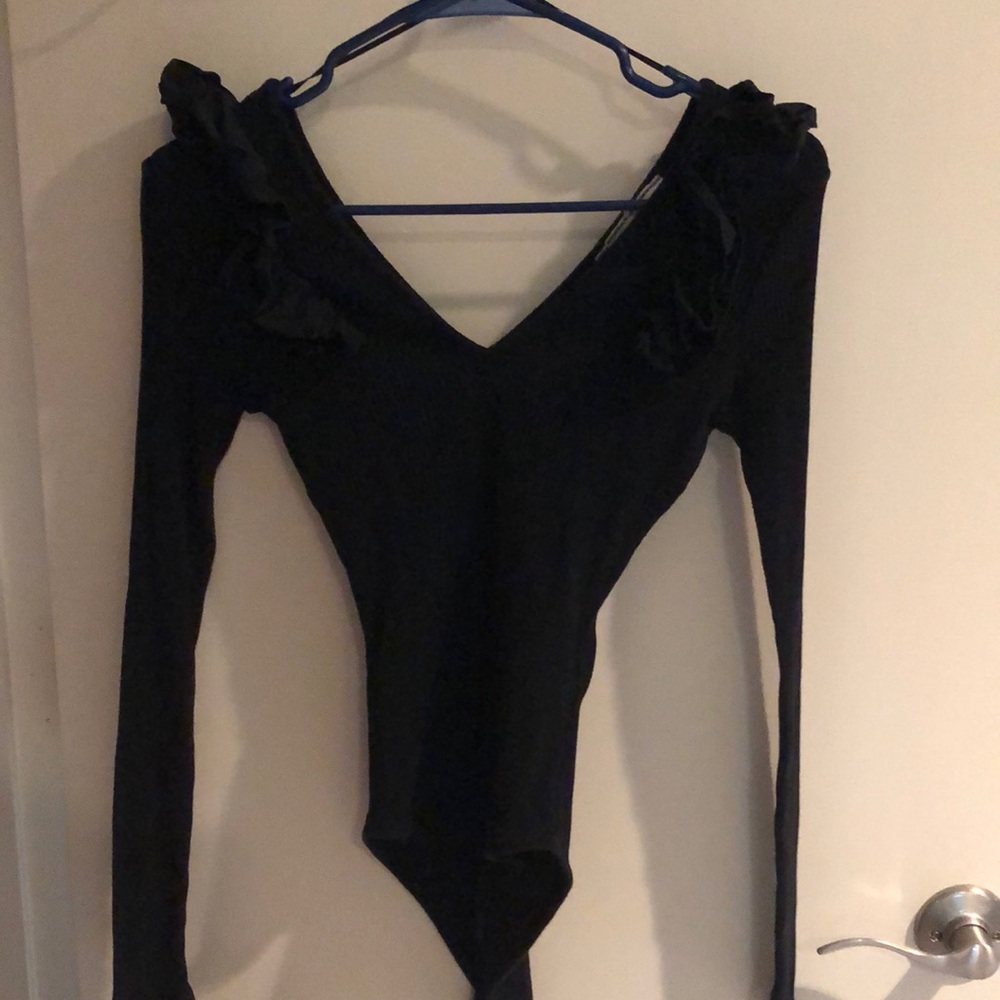 Black ribbed bodysuit w/ruffles at the shoulder